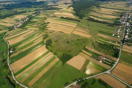 Okrąglica a u jej podnóży Skowronno Dolne i Górne