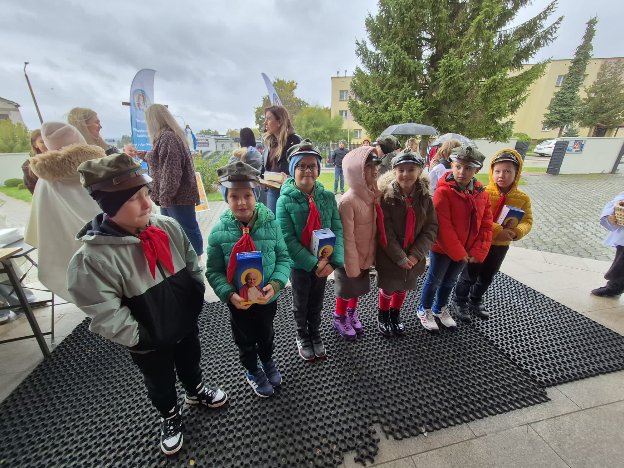Z nadzieją w przyszłość – parafia w Pińczowie uczciła Jana Pawła II.