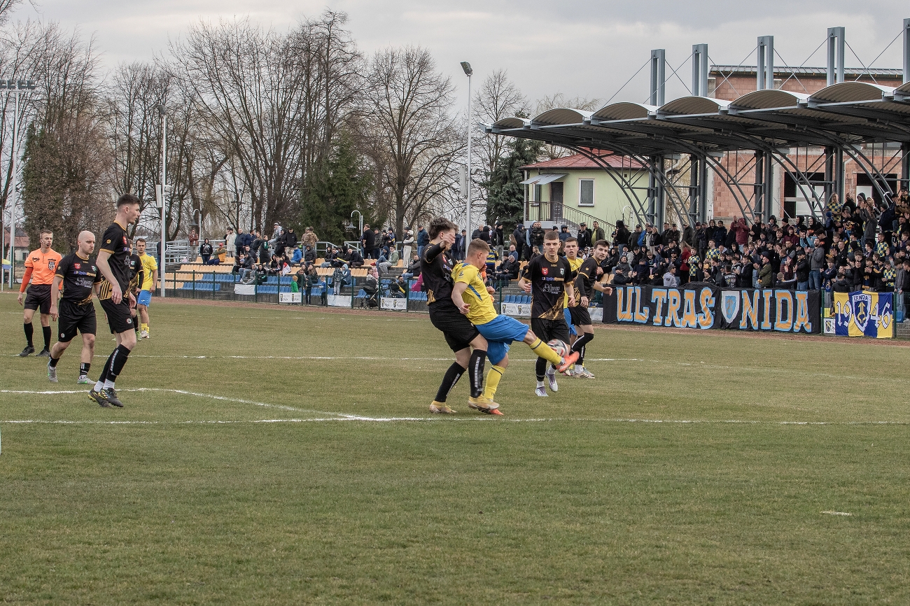 Nida Pińczów z pewnym zwycięstwem i wsparciem trybun (foto, video)