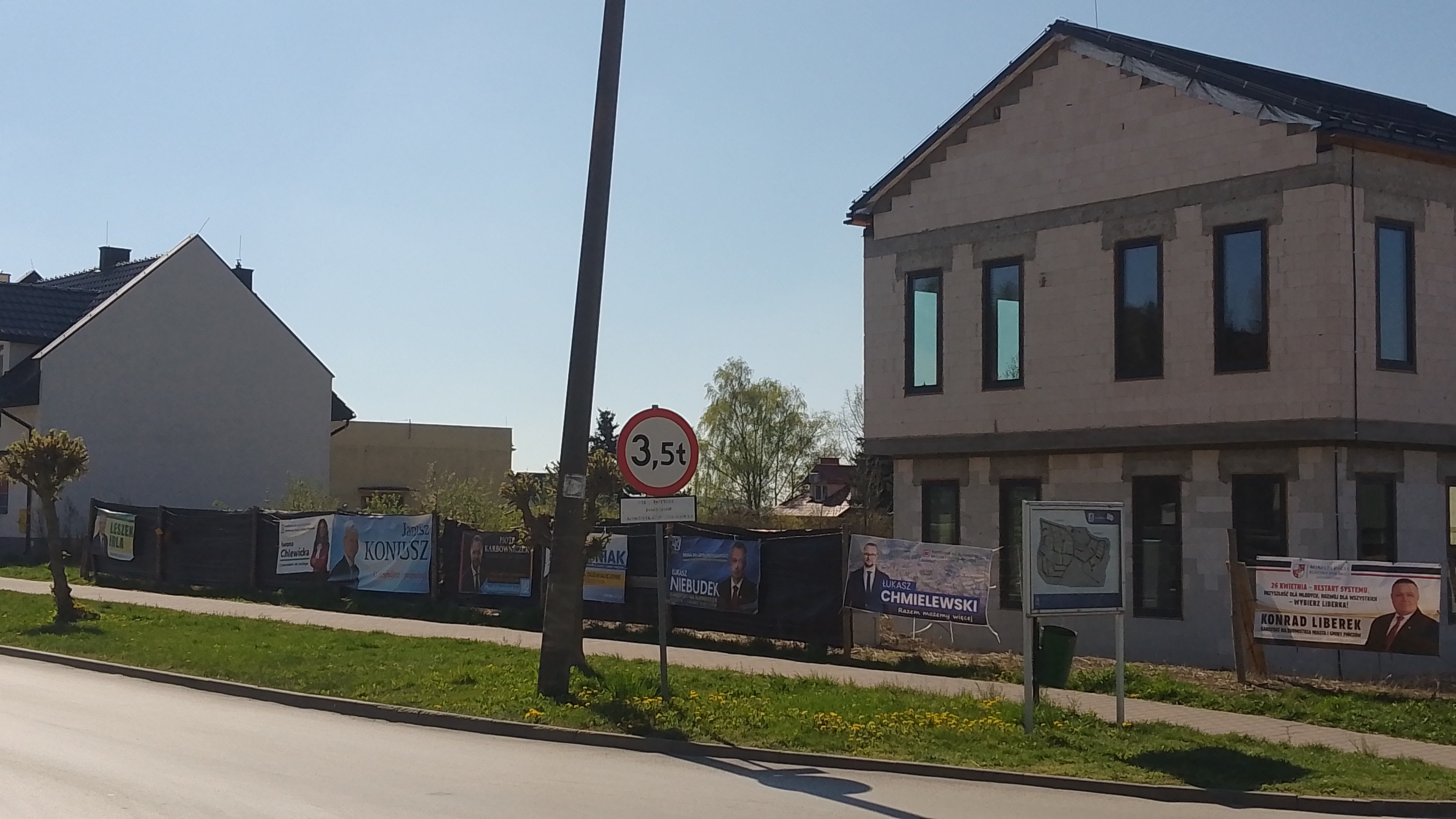 Pińczów przed wyborami. Kto naprawdę rozmawia z mieszkańcami, a kto milczy?
