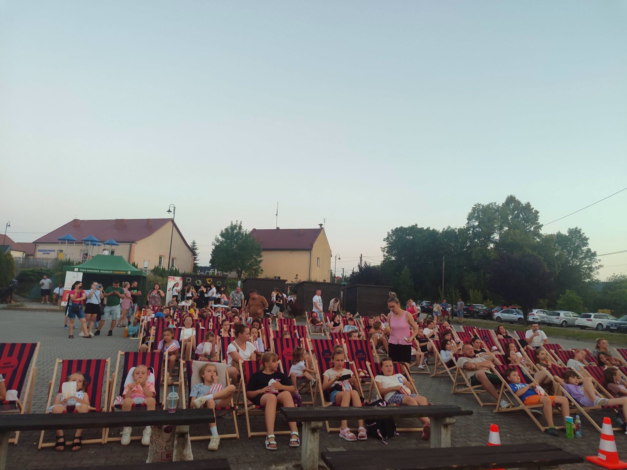 Kino pod gwiazdami i wspólna zabawa w Michałowie.