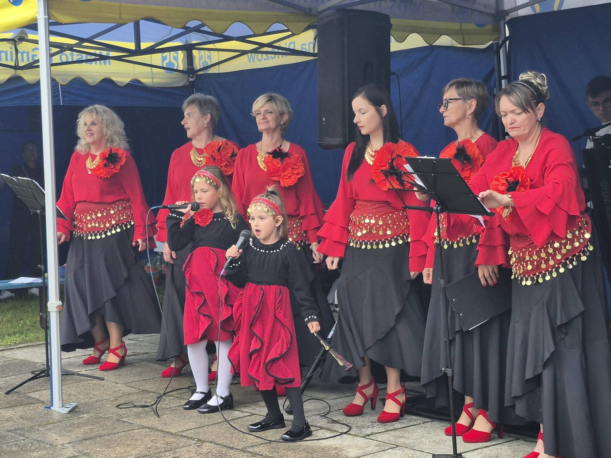 Deszcz nie przeszkodził we wspólnej zabawie. Rodzinny piknik w Szarbkowie.